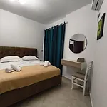 Xhulial 3 Apartment *
