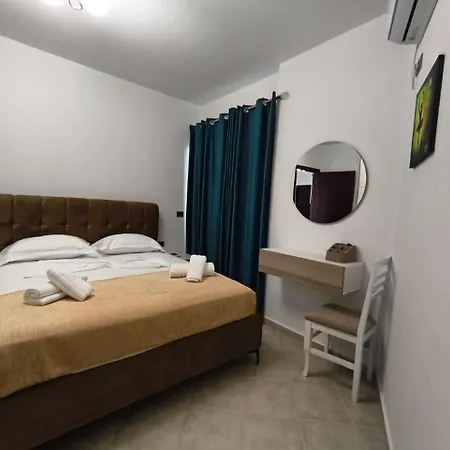 Xhulial 3 Apartment *