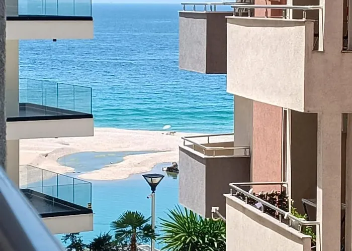 Xhulial 3 Apartment *